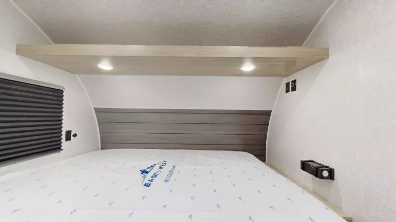 Della Terra Main Room